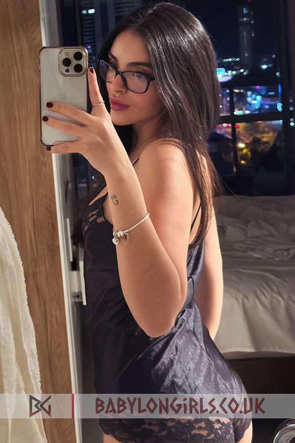 Dravynea, 32B, alluring brunette 20 yrs