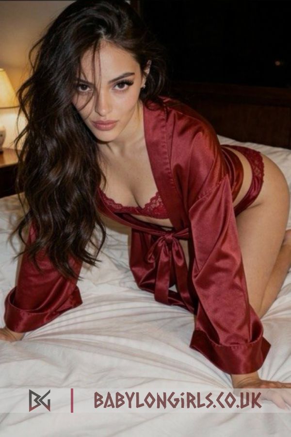 20 yrs Dravynea lovable brunette, 32B