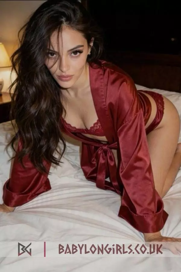 20 yrs Dravynea lovable brunette, 32B