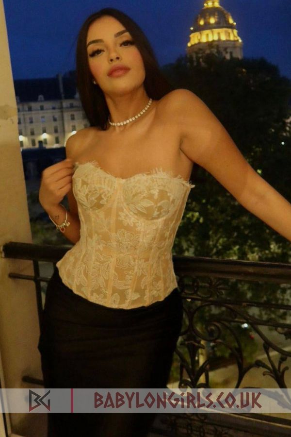 20 yrs Dravynea delightful brunette, 32B