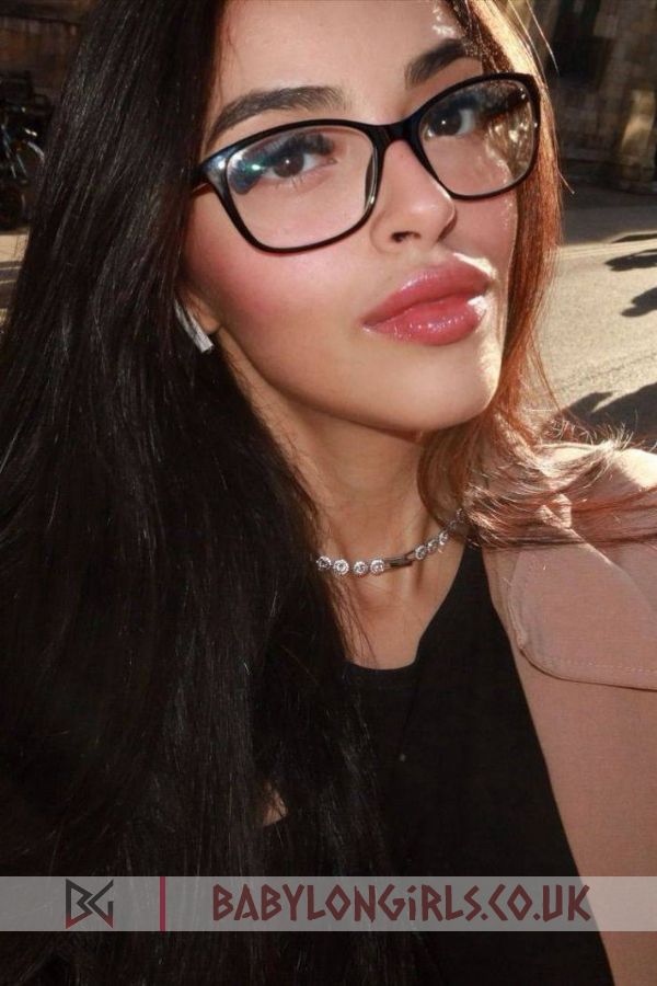 5ft 6, 32B, premium brunette Dravynea