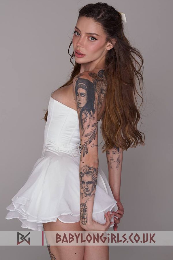 Eldora, 32C, charming brunette 25 yrs