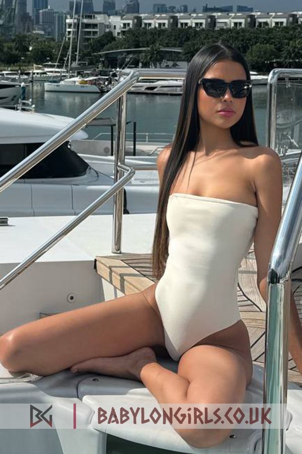5ft 9, 32B, pretty brunette Tejana