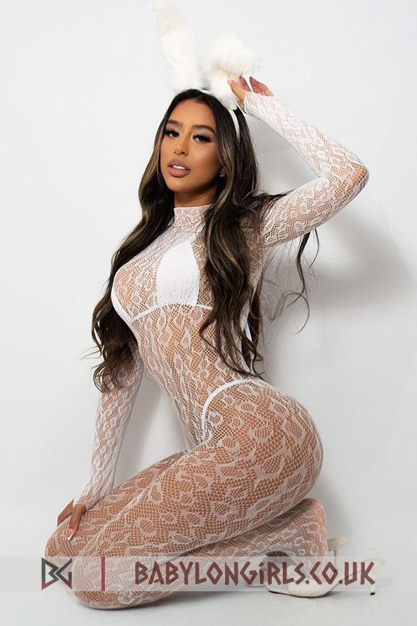 Sleek Minta brunette 5ft 6, 34B