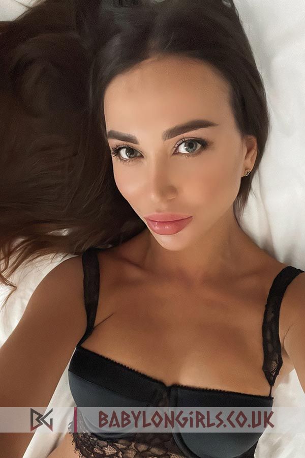 Curvy Mariya brunette 5ft 7, 34C