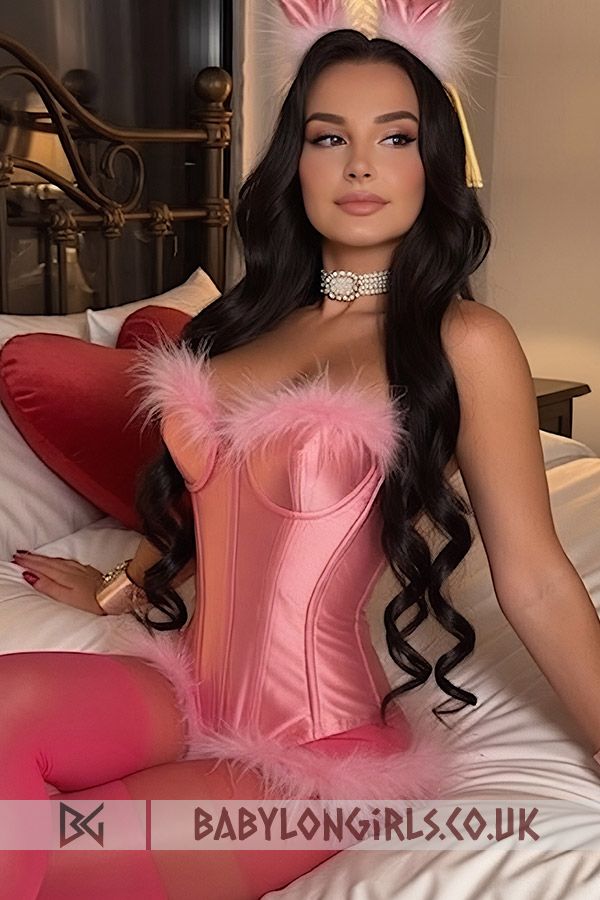 Chic Aizere brunette 5ft 5, 34C