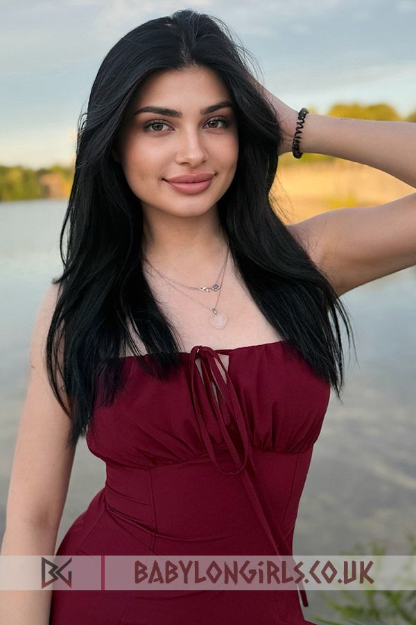 5ft 6, 34C, stimulating brunette Emilia