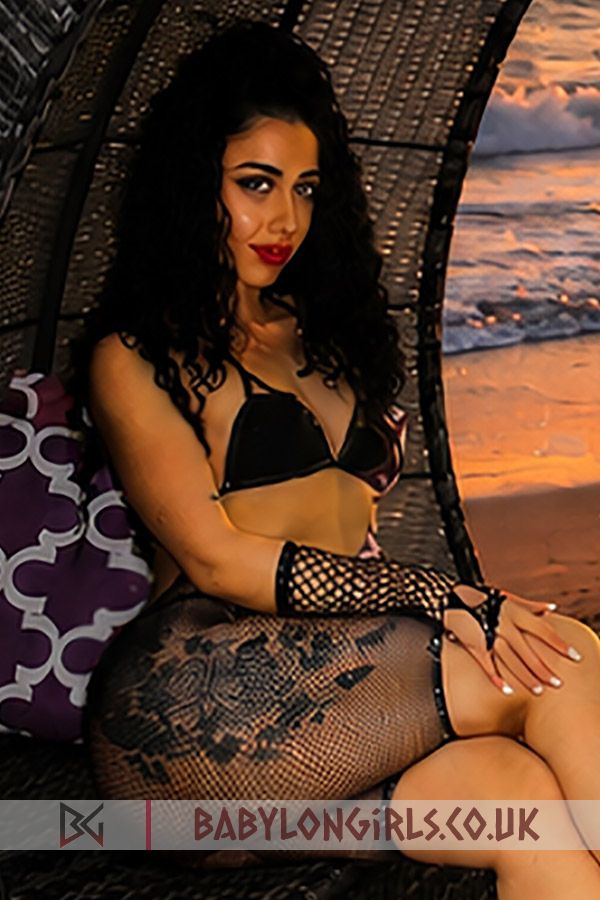 5ft 6, 32A, gorgeous brunette Luna