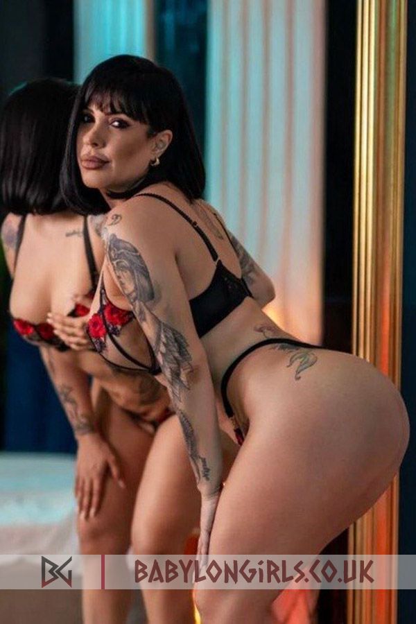 5ft 4, 34C, ravishing brunette Garnier 