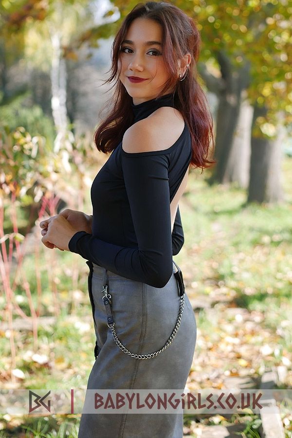 Sweet heart brunette Yumi 