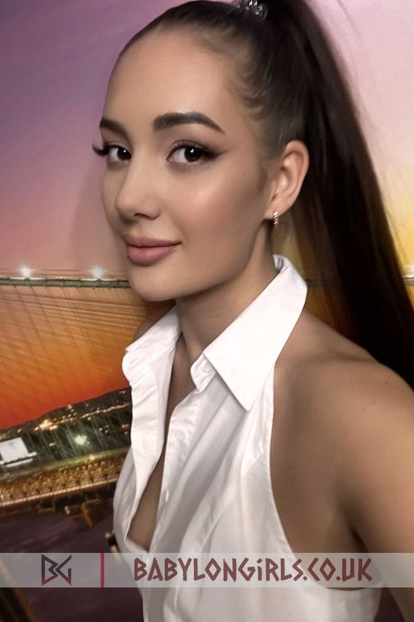 Active brunette Nikilina 