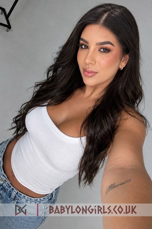 5ft 5, 34B, splendid brunette Zooma