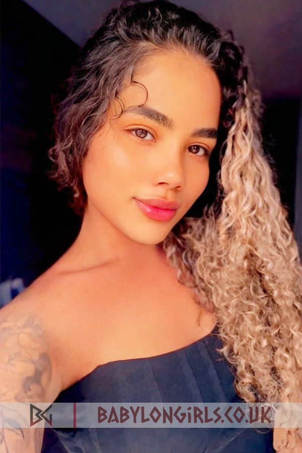 Sensual brunette Rubina 
