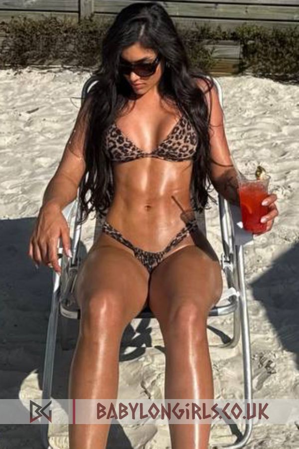 Model Galvada brunette 5ft 8, 34C