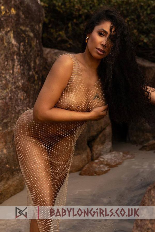 5ft 8, 34C, trendy brunette Omela 