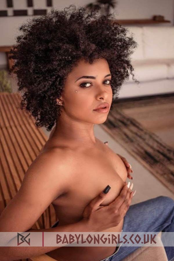 Oriana, 32B, sexuality brunette 26 yrs