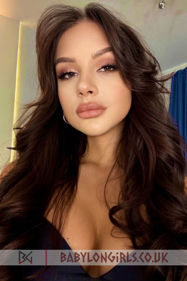 Sizzling brunette Melissa 