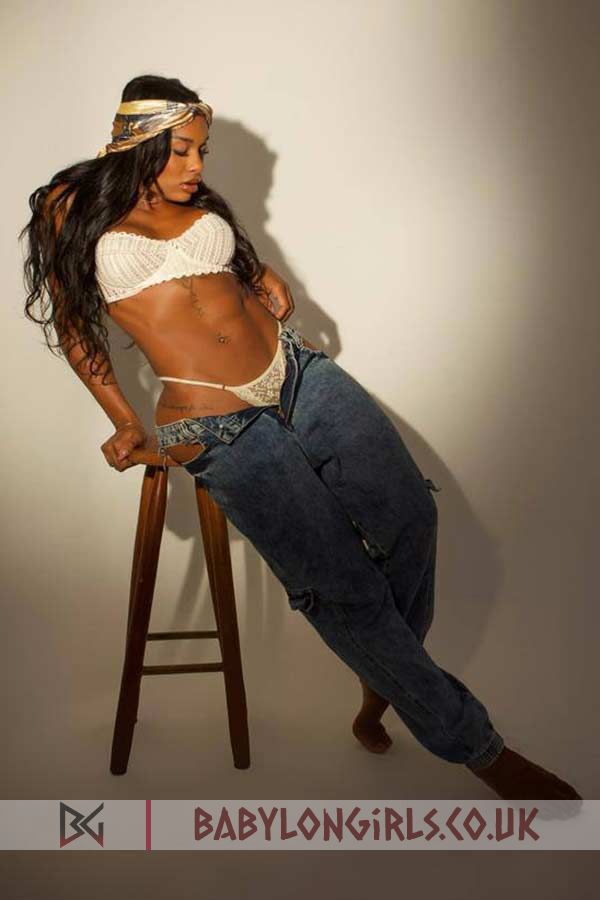 5ft 7, 34C, chic brunette Selyse