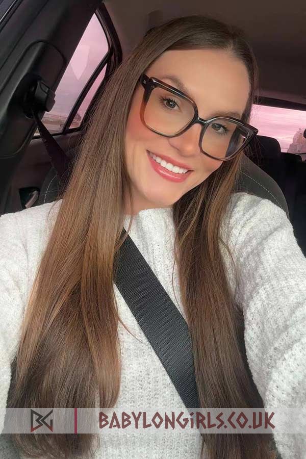 24 yrs Rhaenyra very hot brunette, 32C