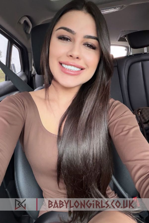 5ft 4, 34C, romantic brunette Manterra