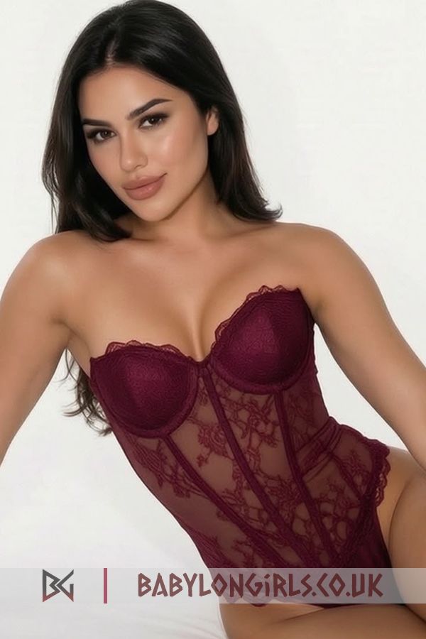 Giona  noble brunette, 34B