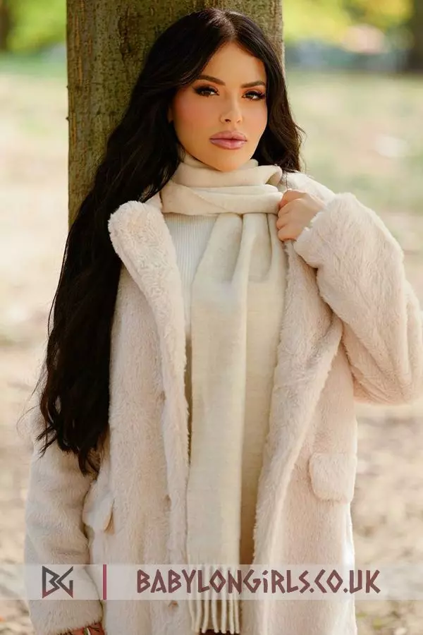 5ft 2, 34C, defying brunette Sivora