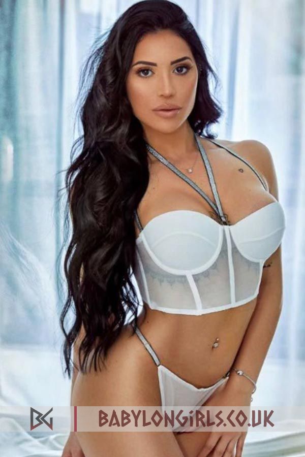 25 yrs Castel cute brunette, 34DD