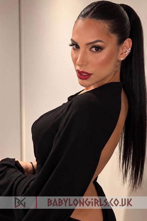 Castel inspiring brunette, 34DD