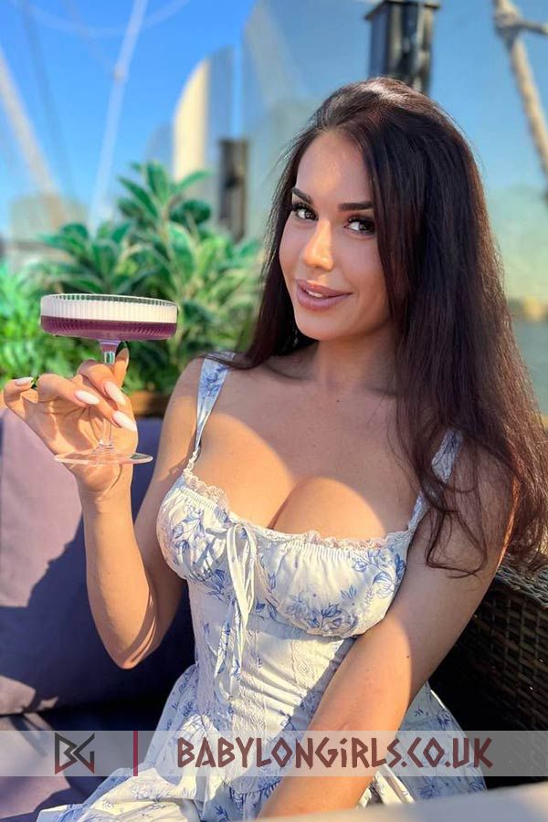 Bloom, 34D, ambitious brunette 26 yrs