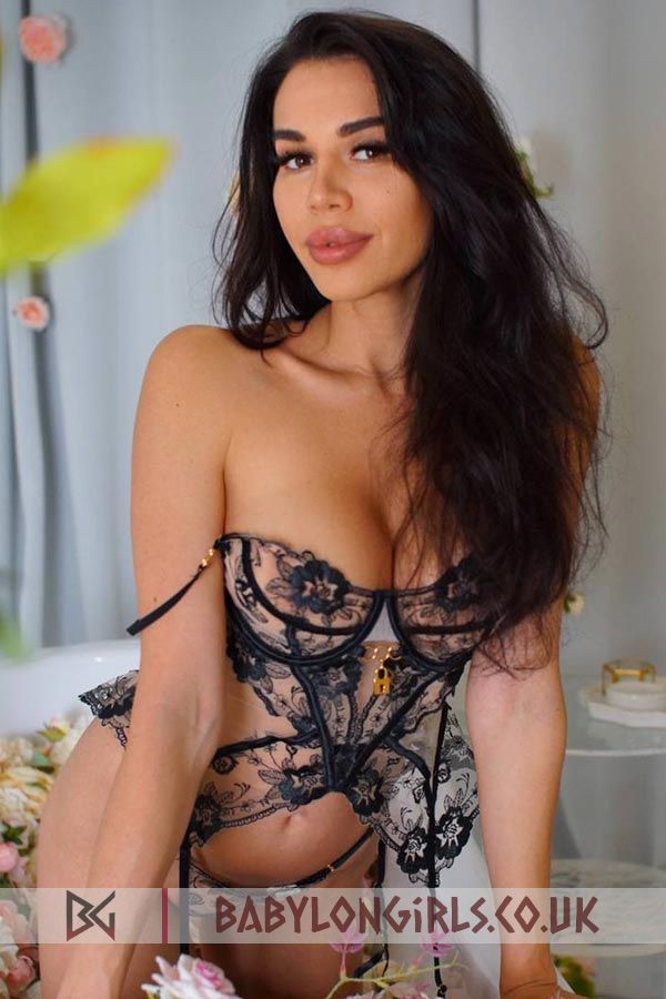 Irresistible Bloom brunette 5ft 9, 34D