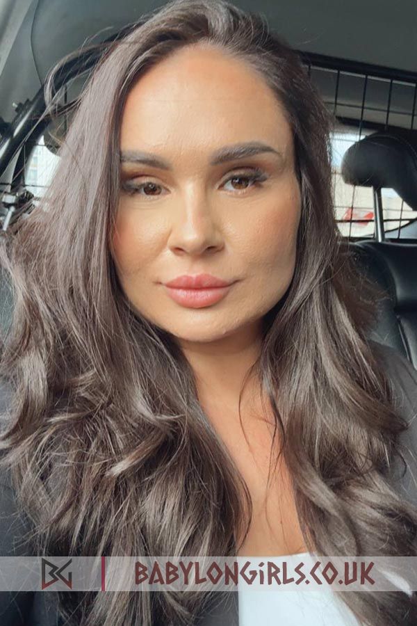 Lovable Eeda brunette 5ft 6, 34C