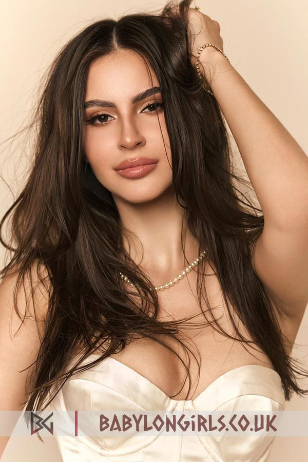21 yrs Gerwyn spectacular brunette, 34B
