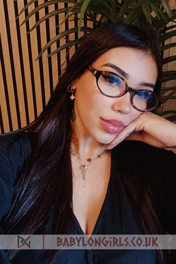 5ft 5, 34C, fair brunette Karensa
