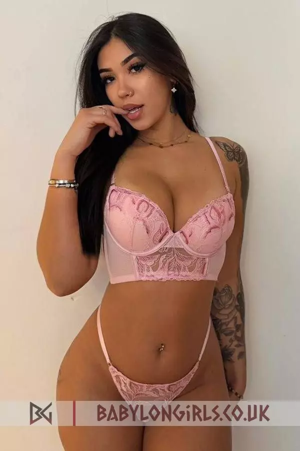 5ft 5, 34C, super hot brunette Karensa