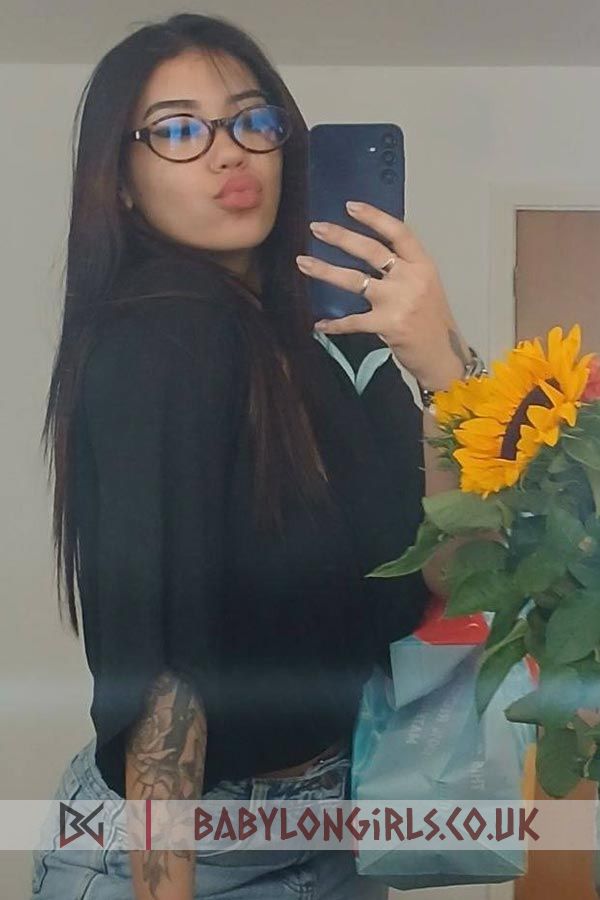20 yrs Karensa friendly brunette, 34C
