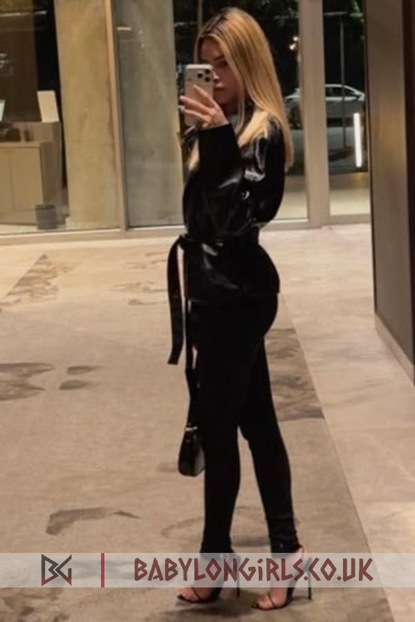 22 yrs Netiah advanced blonde, 32A