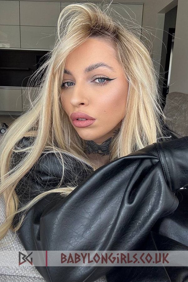 5ft 3, 34B, sophisticated blonde Mia