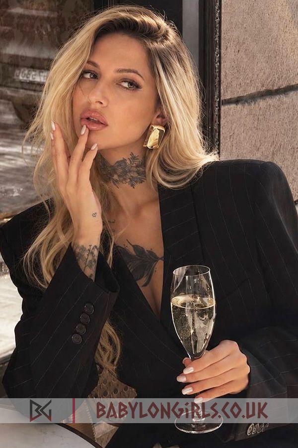 5ft 3, 34B, respectful blonde Mia