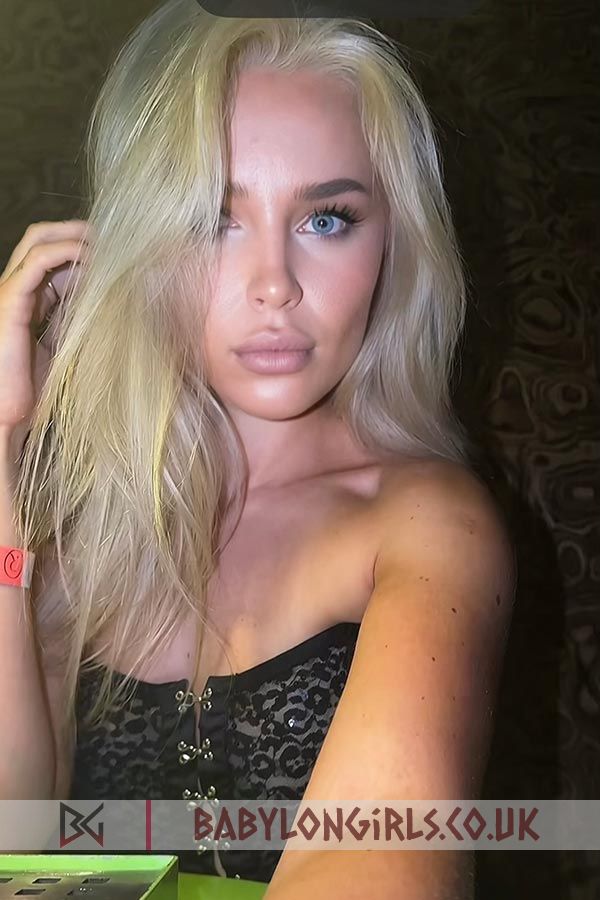5ft 5, 34B, radiant blonde Andetta