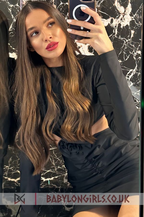 Beatrice, 34B, glamorous brunette 26 yrs
