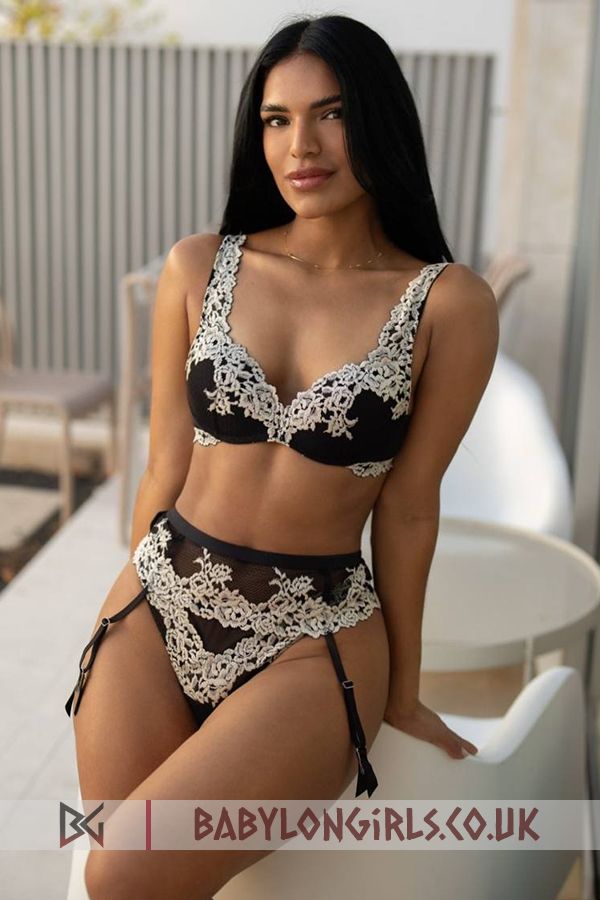 Charming Ventura brunette 5ft 3, 34B
