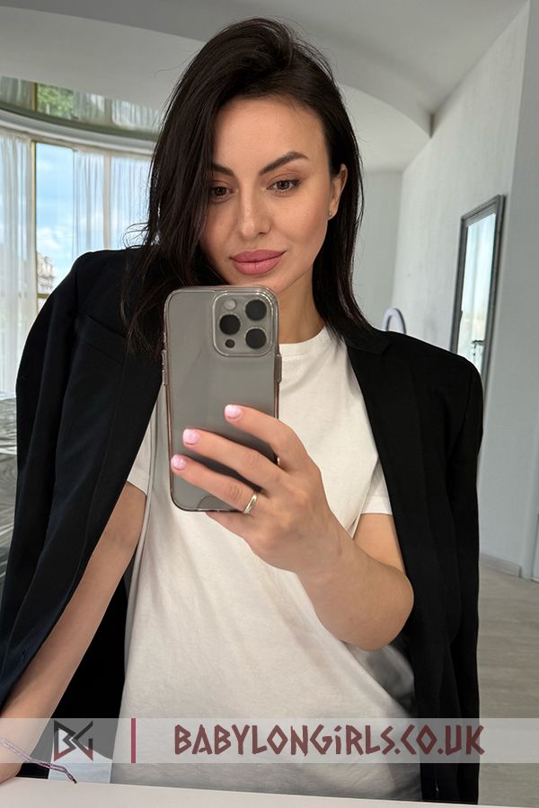 Teana, 34B, intelligent brunette 30 yrs