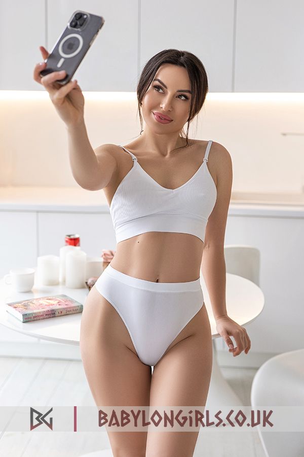 Teana, 34B, private brunette 30 yrs