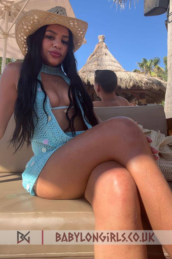 Sancia, 34B, outstanding brunette 20 yrs