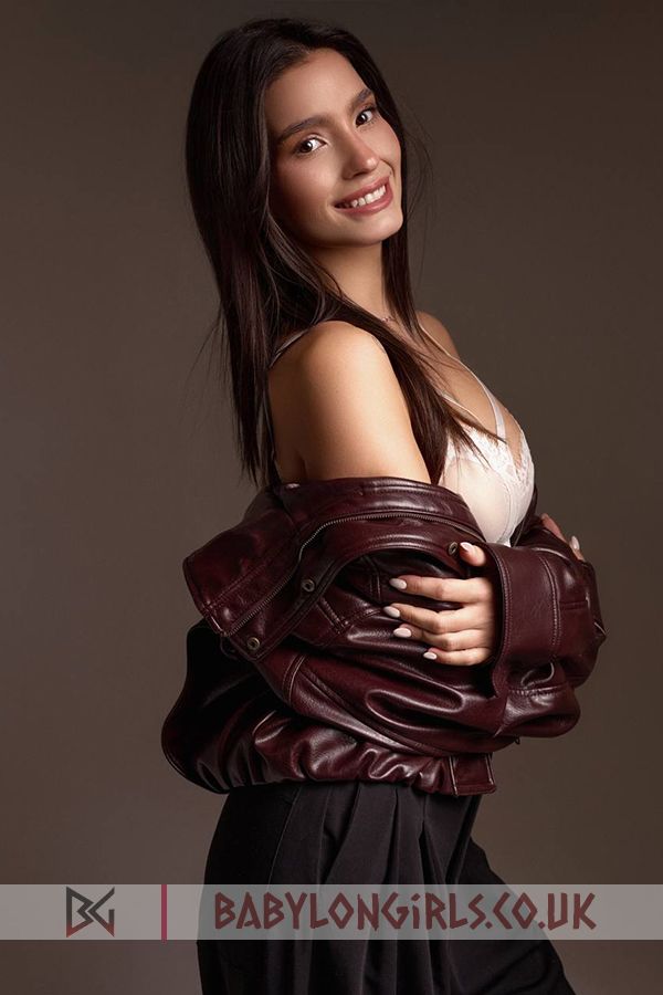 Beata respectful brunette, 34B