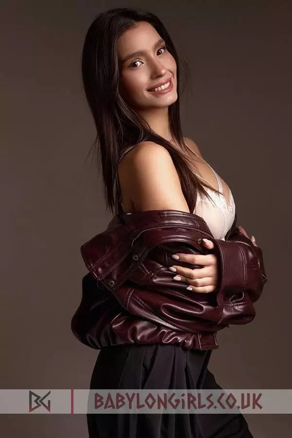 Beata respectful brunette, 34B