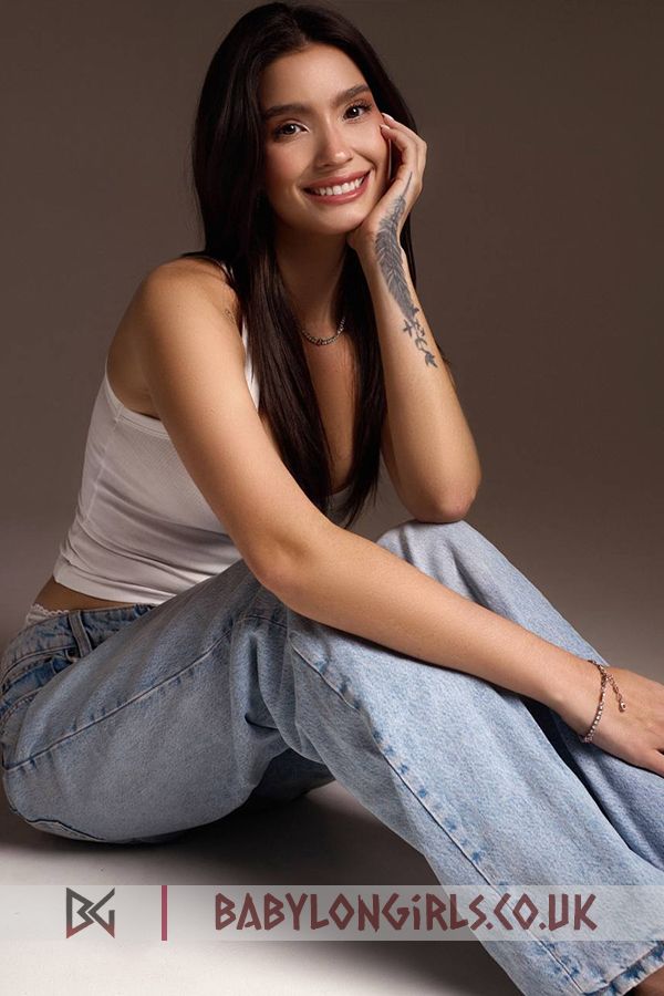 Beata inspirational brunette, 34B