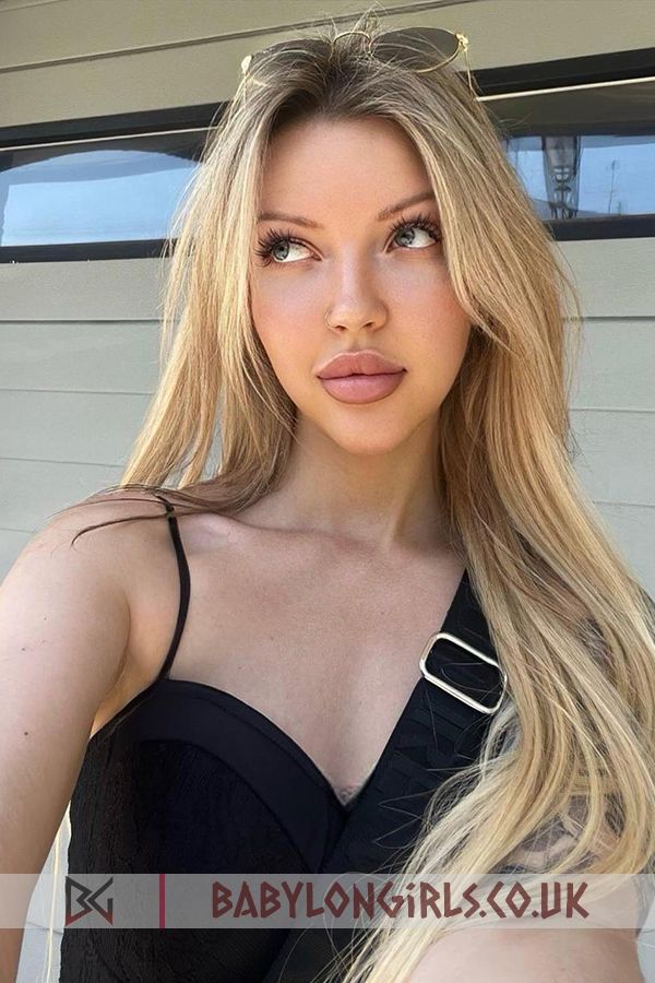 Aveline suggestive blonde, 34B