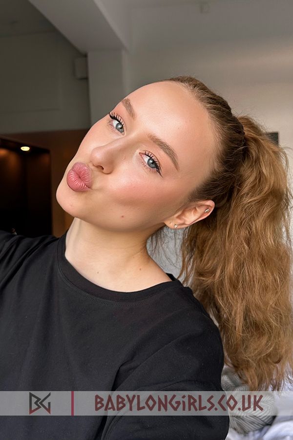 5ft 8, 34C, lovely brunette Iskra