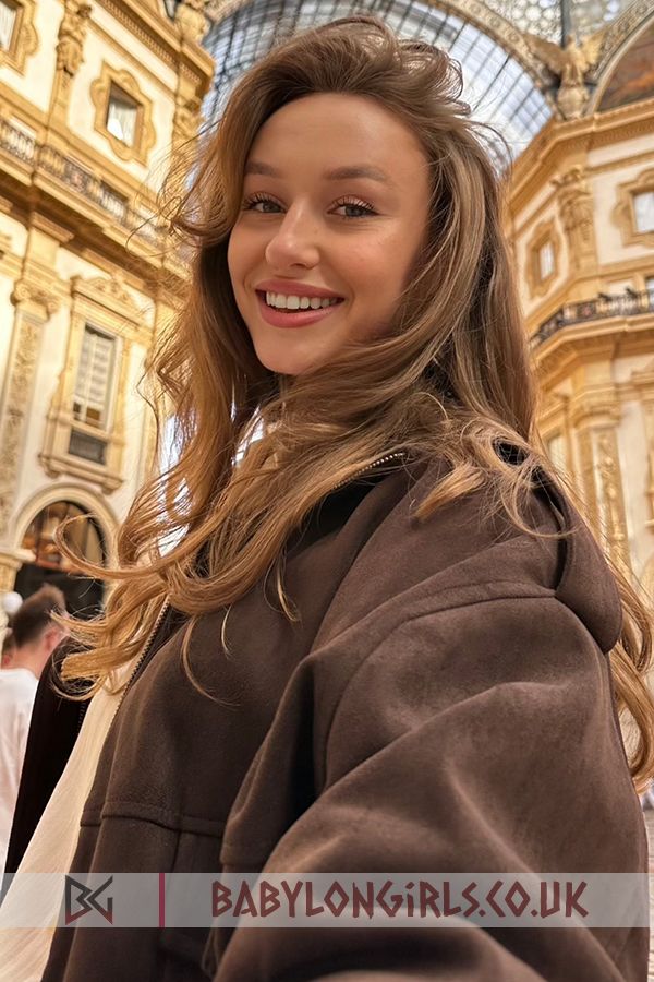5ft 8, 34C, elegant brunette Iskra